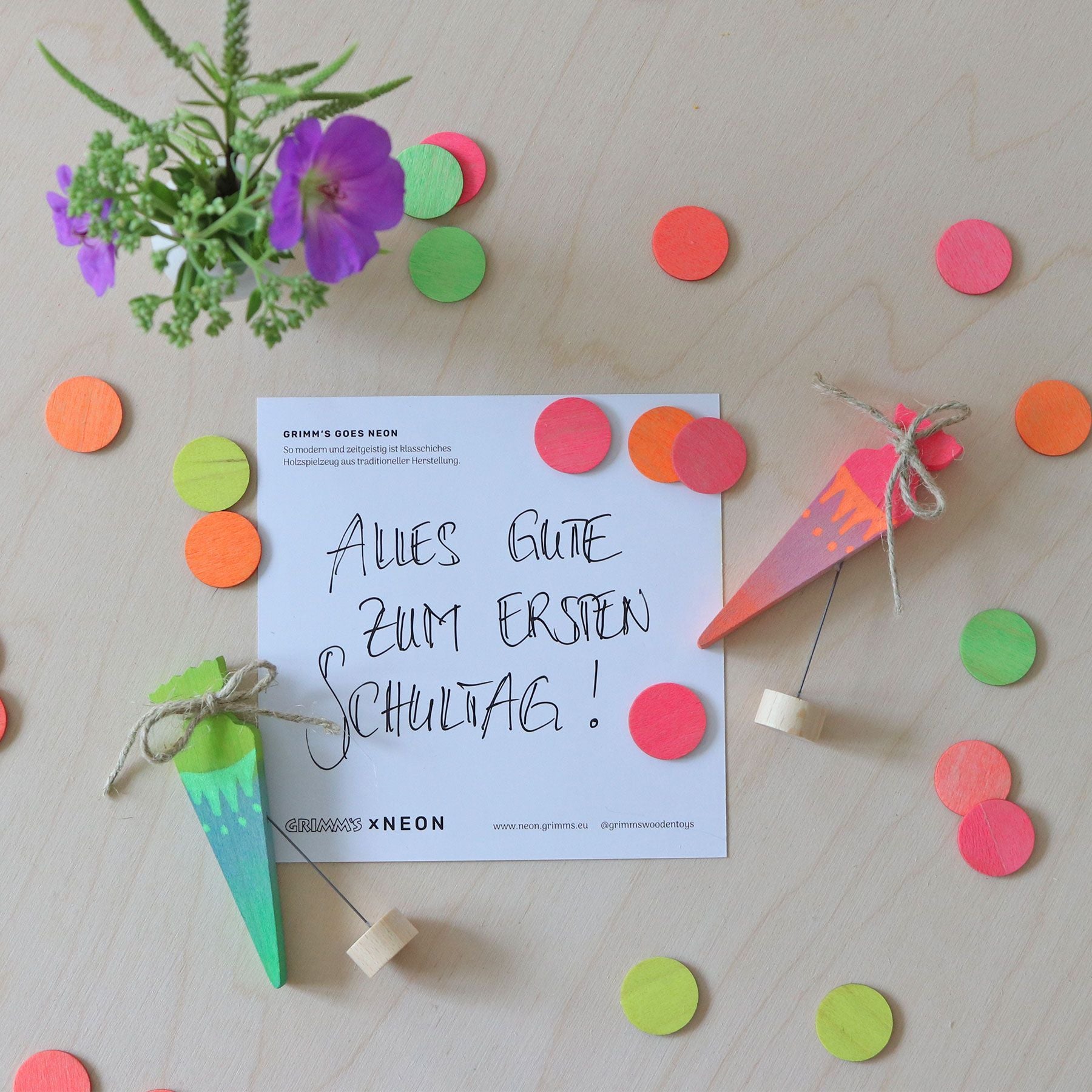 Geburtstagskranz GRIMM'S Spiel und Holz Design Steckfigur Schultüte Neonpink
