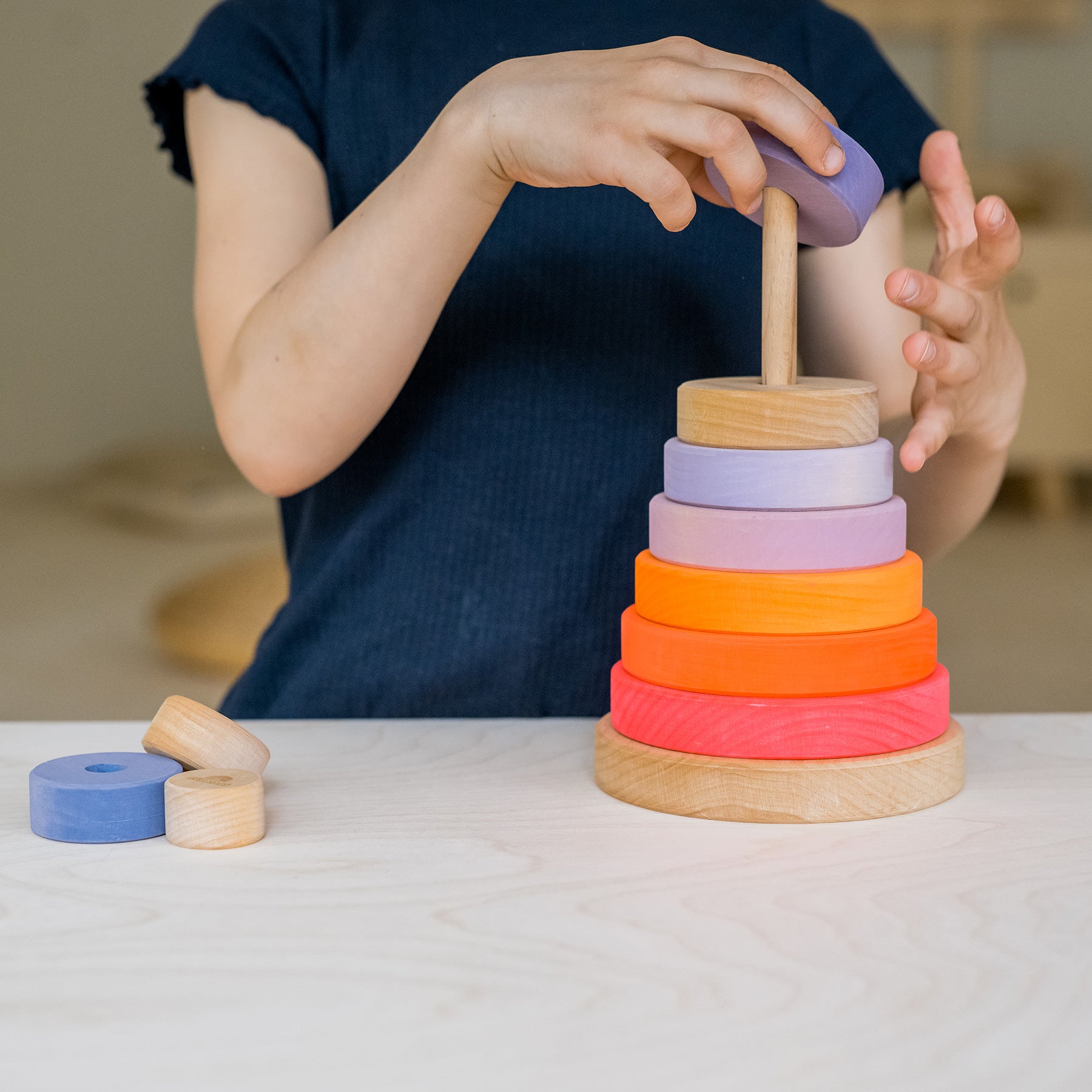 Stapelspiel GRIMM'S Spiel und Holz Design Scheibenturm Neonpink