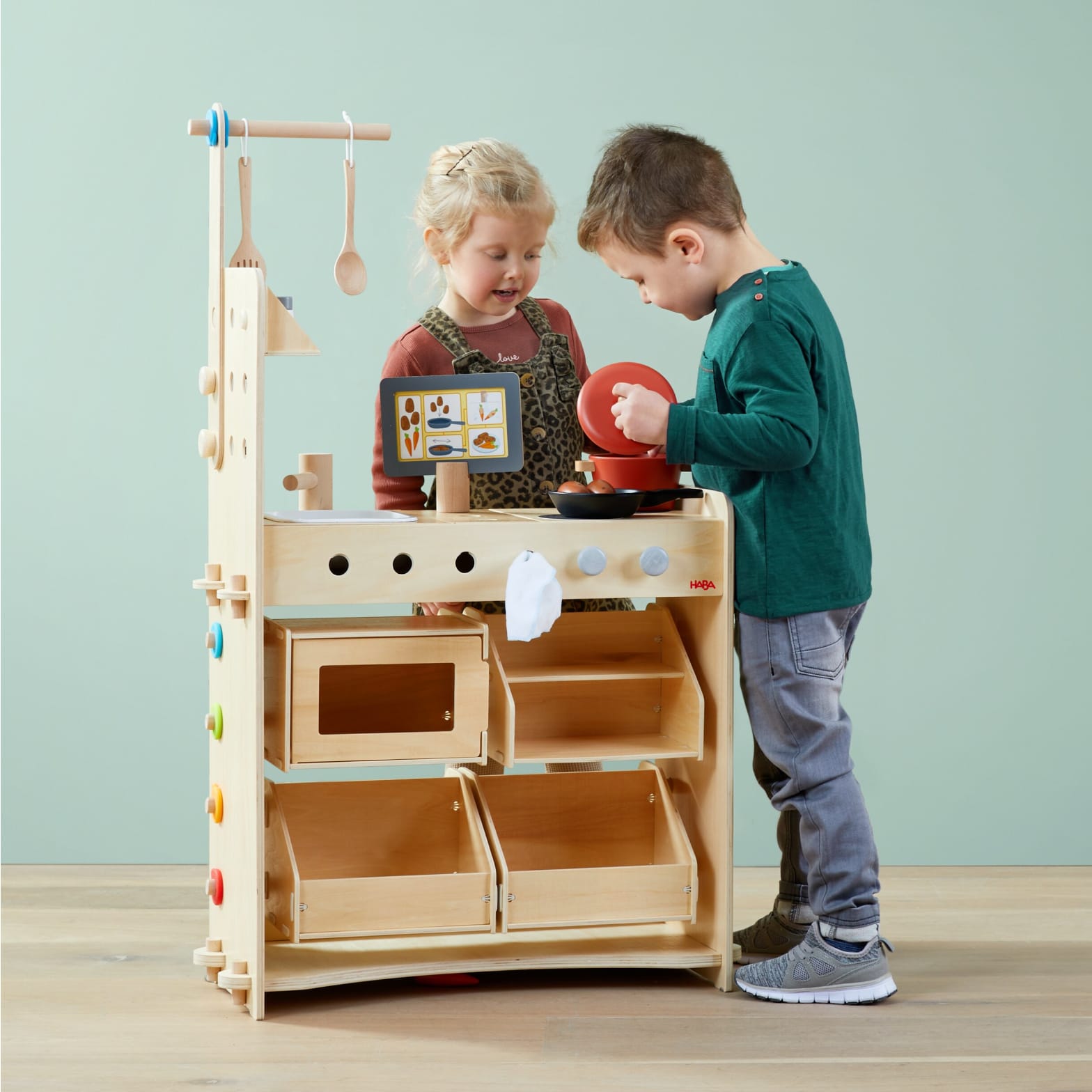 Puppen HABA Rollenspiel Studio 3 in 1 – Küche, Kaufladen & Werkstatt ⎮ Schaufensterobjekt, nur im Laden!