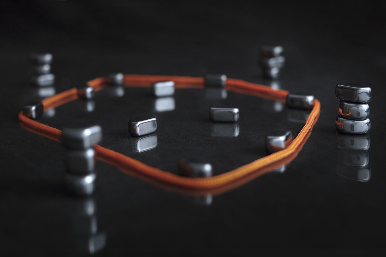 Gesellschaftsspiel elliot KLUSTER - das Magnetspiel - für Jung und Alt