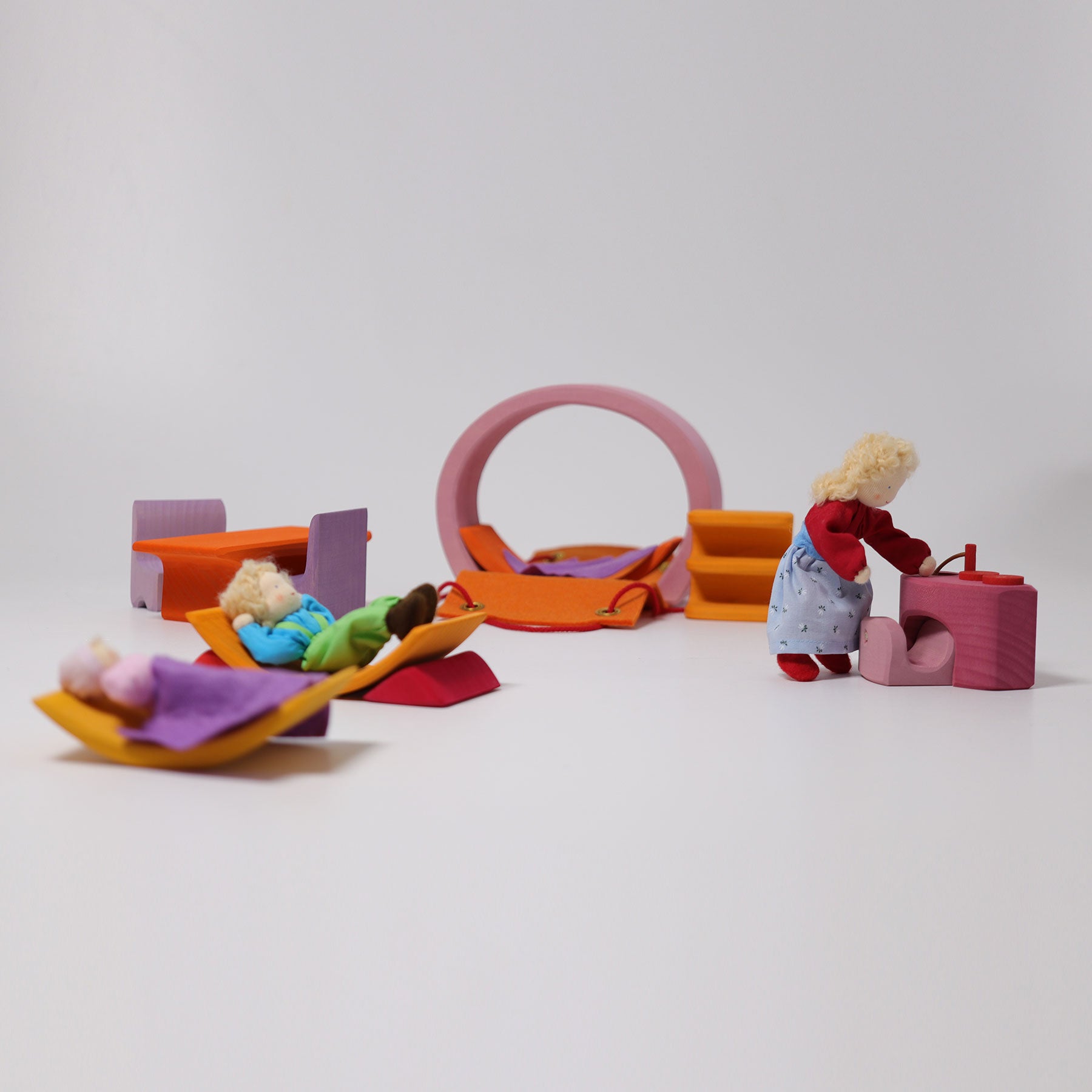 Puppe GRIMM'S Spiel und Holz Design Rosa-Orangenes Bauhaus