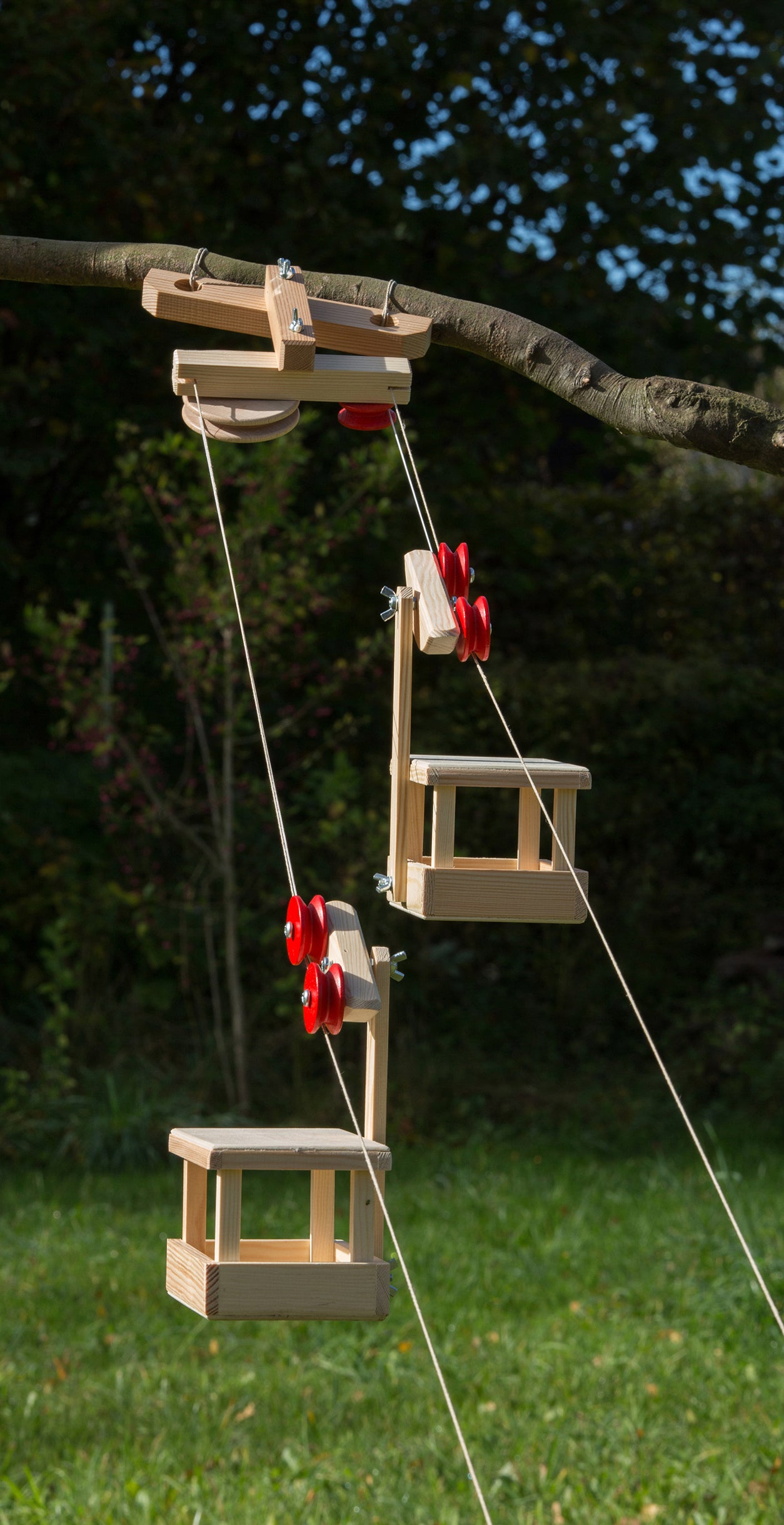 Holzbausatz Kraul Große Pendel-Seilbahn: 2 Wagen mit Bergstation