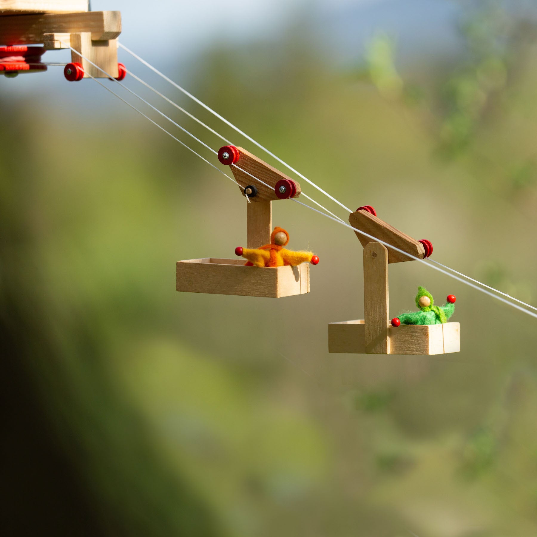 Holzbausatz Kraul Mini-Seilbahn 2 Wagen mit Station