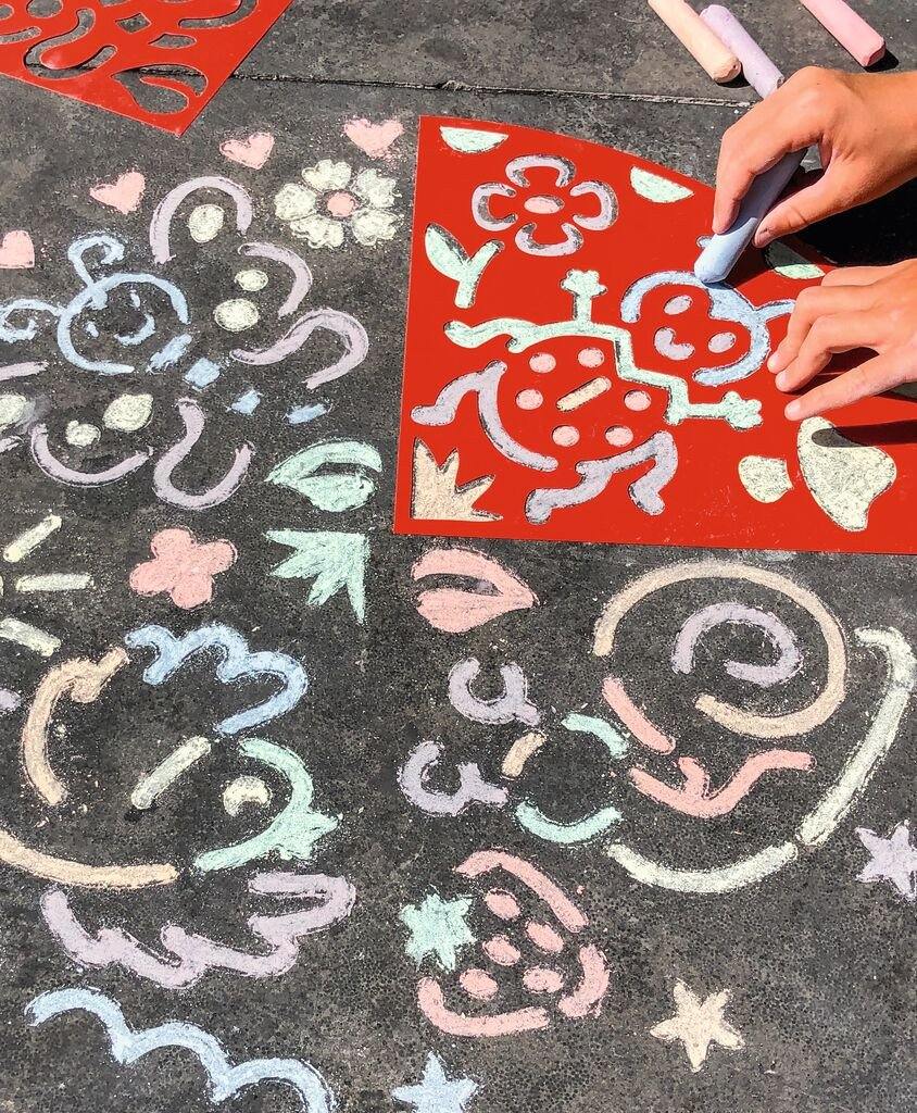 Spielzeug für Draußen Moses Verlag Krabbelkäfer Straßen-Glitzerkreide mit Schablonen