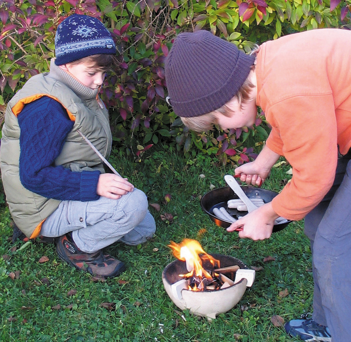 Pfanne mit Halterung für das Zwergenfeuer