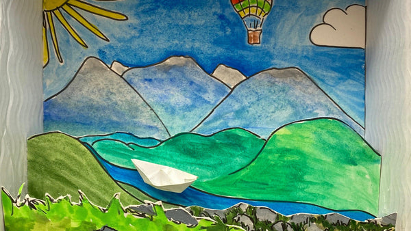 Kunst im Schaufenster: das kleine Papierboot geht auf die Reise.