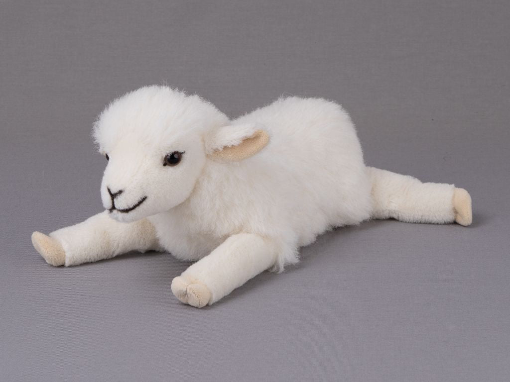 Lämmchen "Fee", Alpaka, liegend, 30 cm