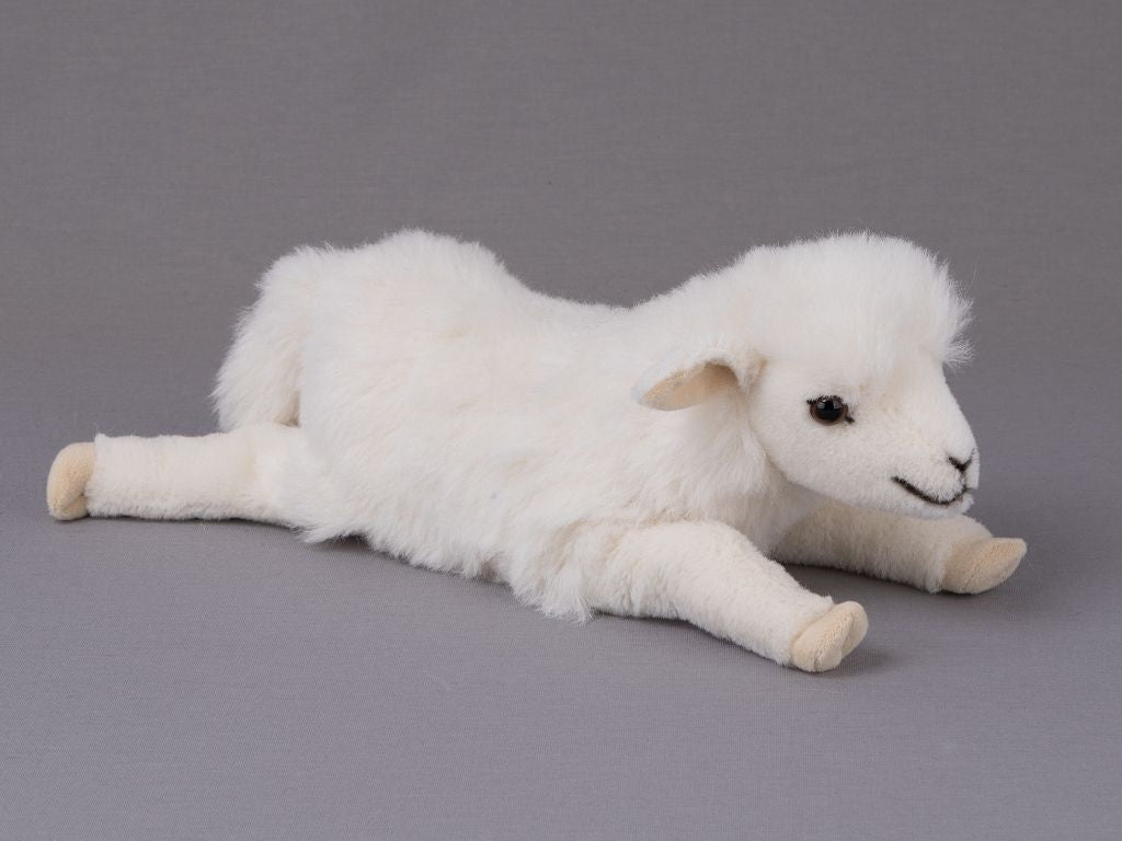 Lämmchen "Fee", Alpaka, liegend, 30 cm